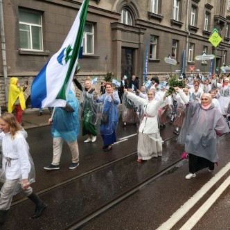 Laulu- ja tantsupidu "Iseoma" rongkäik, valla esindus. Foto: Rauno Volmar / Delfi Meedia